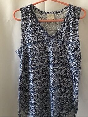 T.La Navy and White V-Neck Geometric Tank